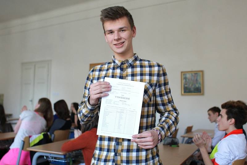 Rozdávání pololetního vysvědčení na gymnáziu na tř. kpt. Jaroše v Brně.