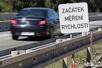 Už skoro tři měsíce měří radary na dálnici D1 mezi Ostrovačicemi a Kývalkou rychlost projíždějících aut. Ředitelství silnic a dálnic si od jejich instalace slibovalo od řidičů větší respektování snížené rychlosti. Jenže situace se nelepší. 