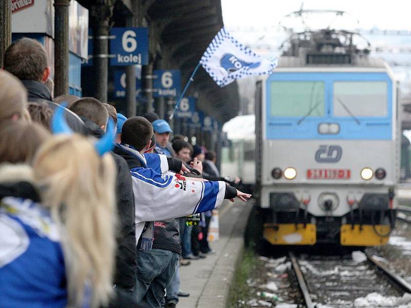 Fanoušci hokejové Komety vyrážejí do Prahy na zápas se Slavií.