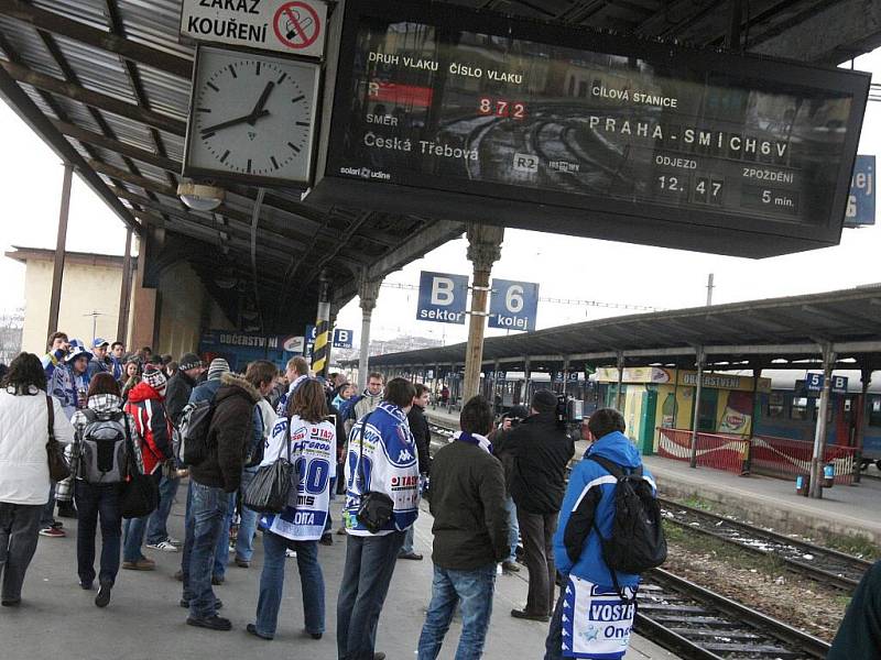 Fanoušci hokejové Komety vyrážejí do Prahy na zápas se Slavií.