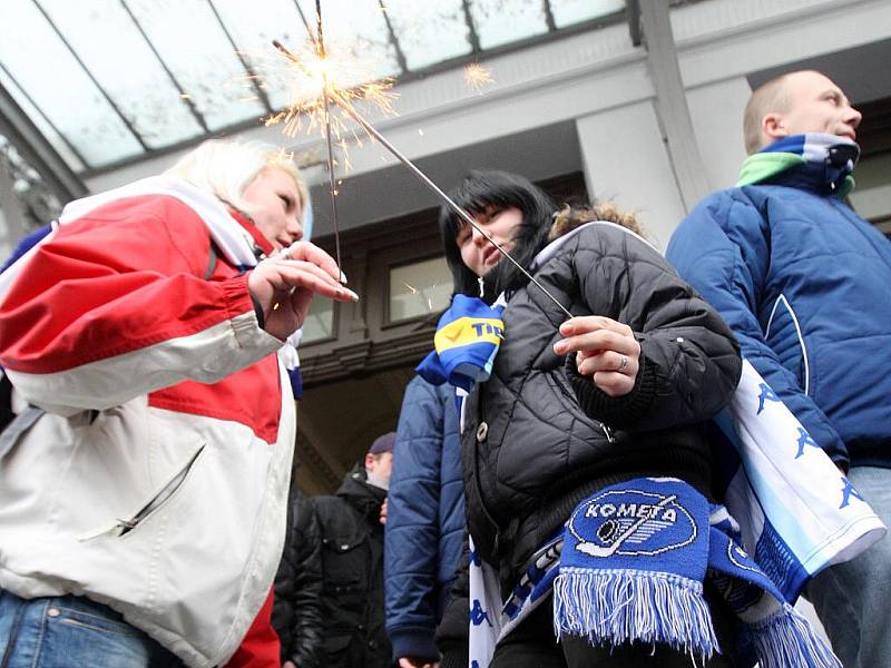 Fanoušci hokejové Komety vyrážejí do Prahy na zápas se Slavií.