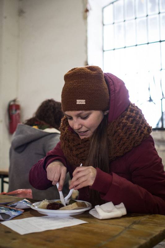 Nejen zabijačkové speciality nalákaly milovníky dobrého jídla a pití v sobotu do bývalé tovární haly Malá Amerika kousek od brněnského vlakového nádraží.