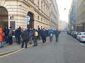 Fronta před Českou národní bankou v Brně ve čtvrtek 9. února ráno.