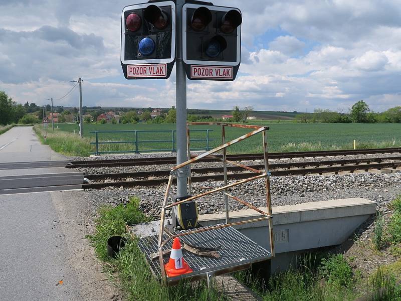 V neděli brzo ráno v Brně ukradl autobus značky Karosa a vydal se na projížďku přes Ostopovice do Uherského Brodu. Tam v autobusu přespal. Následující den boural u obce Hodějice na Vyškovsku.