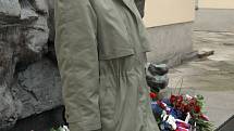 Položením květin před památník u brněnských Kounicových kolejí si připomněli pamětníci a studenti Univerzity obrany uzavření českých vysokých škol a začátek nacistické perzekuce v roce 1939. 