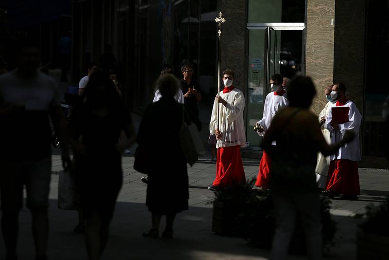 Eucharistický průvod Těla a Krve Páně vyrazil z kostela sv. Janů-minorit Jánskou ulicí na Pohořelec. Zde proběhla krátká pobožnost, do které duchovní zapojili i novou sochu Asteroid na Kobližné ulici.