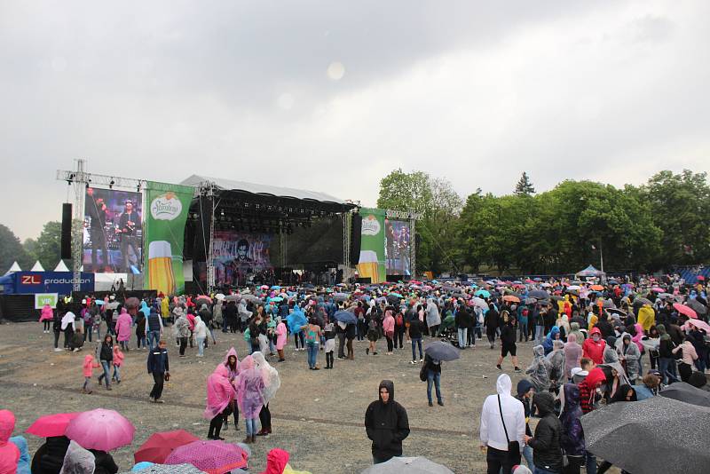 Lidé si užívali největší studentský festival Majáles i v dešti.