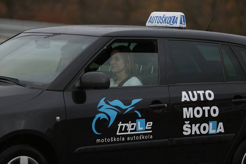 Studenti brněnských autoškol se učili na polygonu brněnského Masarykova okruhu zvládat rizikové situace za volantem.