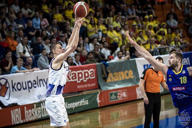 Český reprezentant Richard Bálint (v bílém) odchází z brněnského Basketu do španělské druhé ligy.