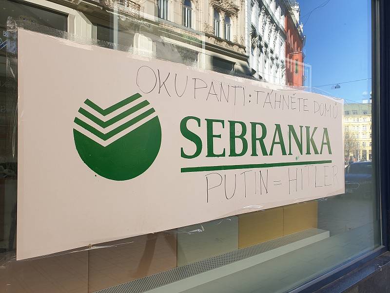 Nápis Sebranka ve výloze banky Sberbank v Panské ulici v centru Brna.