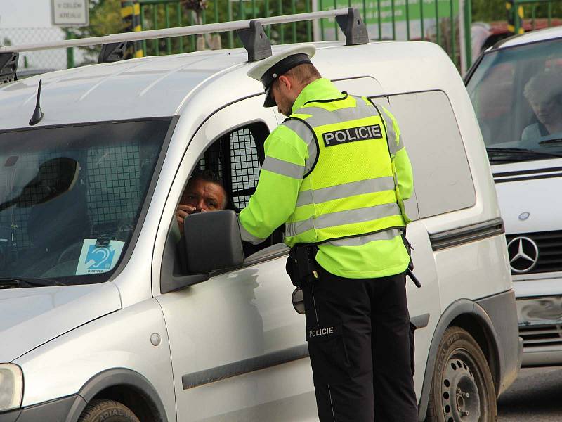 Sedmnáct řidičů přistihli pod vlivem alkoholu policisté, kteří v pátek brzy ráno kontrolovali krajské silnice. Na různých místech jižní Moravy hlídkovalo více než dvě stě policistů.
