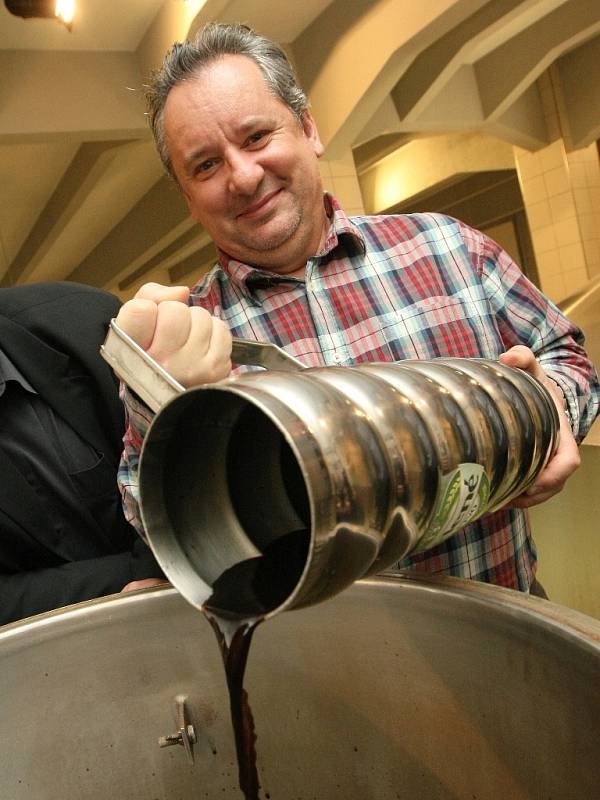 Pivovar Starobrno už tento týden vaří tradiční zelené pivo, aby bylo hotové na velikonoční zelený čtvrtek.