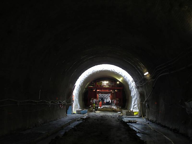 Dělníci pokračují v práci na tramvajovém tunelu v brněnské Žabovřeské ulici. Zbývá dobetonovat poslední profil.