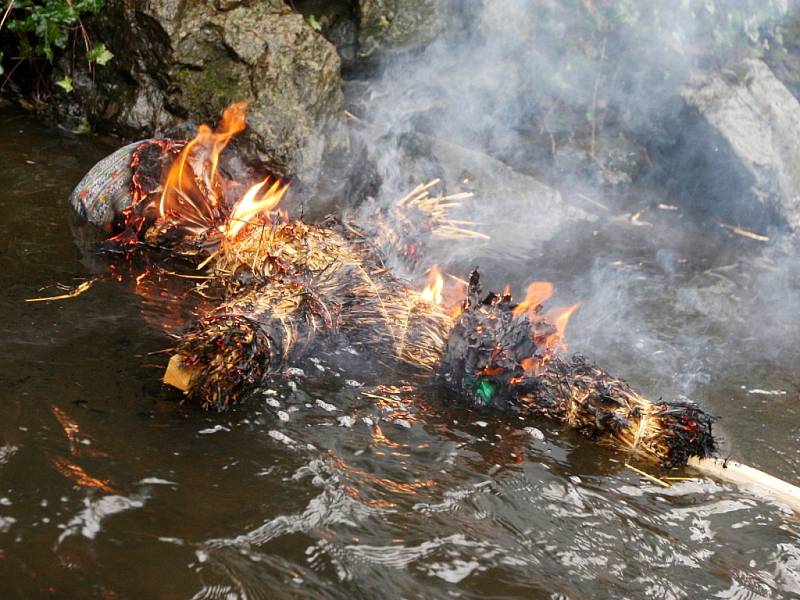 I přes nepřízeň deštivého počasí se podařilo lidem v osadě Šmelcovna v údolí Bílého potoka u Veverské Bítýšky přivítat v neděli dopoledne jaro