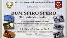 Chceme zabránit, aby se hrůzy, které se dosud odehrávají za hranicemi naší republiky, dostaly až k nám. Raději budeme se zlem bojovat tam než u nás doma. Tak zní motto výstavy Dum Spiro Spero, kterou si mohou lidé prohlédnout ve vestibulu budovy brněnské 