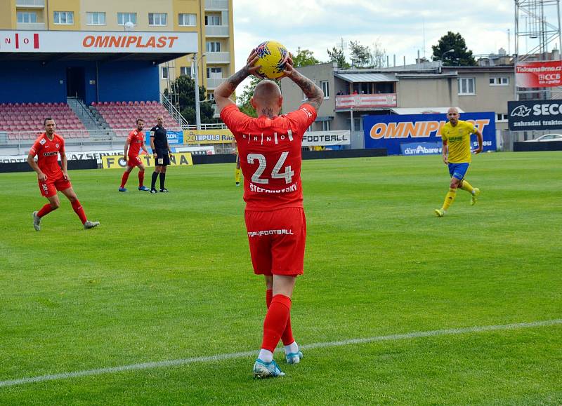 Fotbalisté Zbrojovky  v posledním přípravném utkání před opětovným zahájením druhé ligy podlehli Zlínu 0:5.