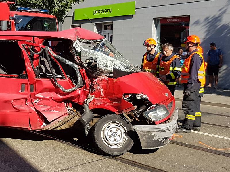 Nehoda tramvaje s dodávkou v Táborské ulici.