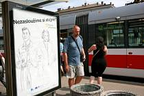 Projekt o rovných příležitostech mužů a žen začal v červenci umístěním deseti takzvaných city lightů například na tramvajových nebo autobusových zastávkách na hlavním nádraží, Nových sadech nebo České.