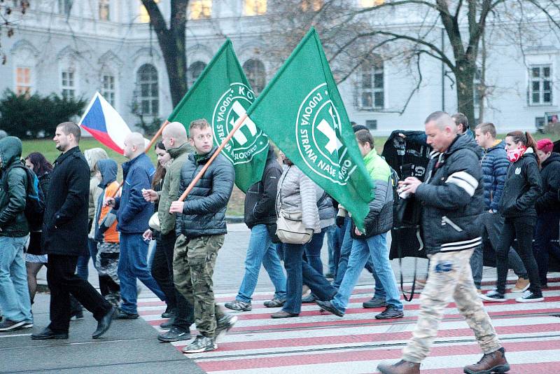 Shromáždění příznivců Dělnické strany sociální spravedlnosti dne 17. listopadu v Brně. Po úvodních projevech vůdčích členů na Moravském náměstí se vydaly desítky příznivců strany v průvodu s transparenty směrem k Malinovskému náměstí.