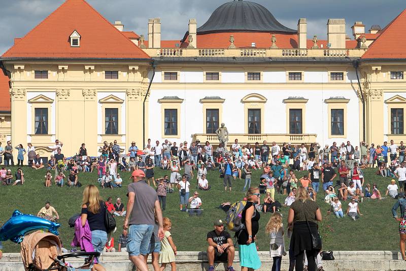 Slavkov u Brna - srovnání místa před a po zákazu pohybu bez zakrytých úst a nosu