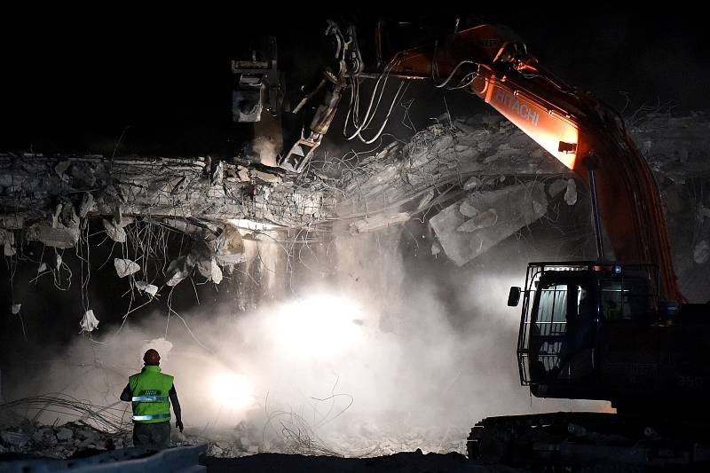 Brno 18.4.2020 - demolice mostu na dálnici D1