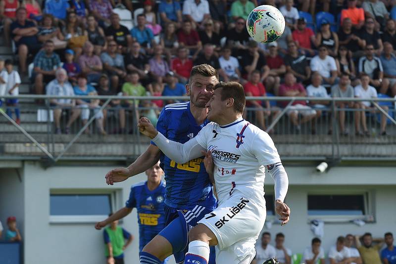 První kolo druhé ligy mezi domácí SK Líšeň (v bílém) a fotbalovým klubem z Varnsdorfu.