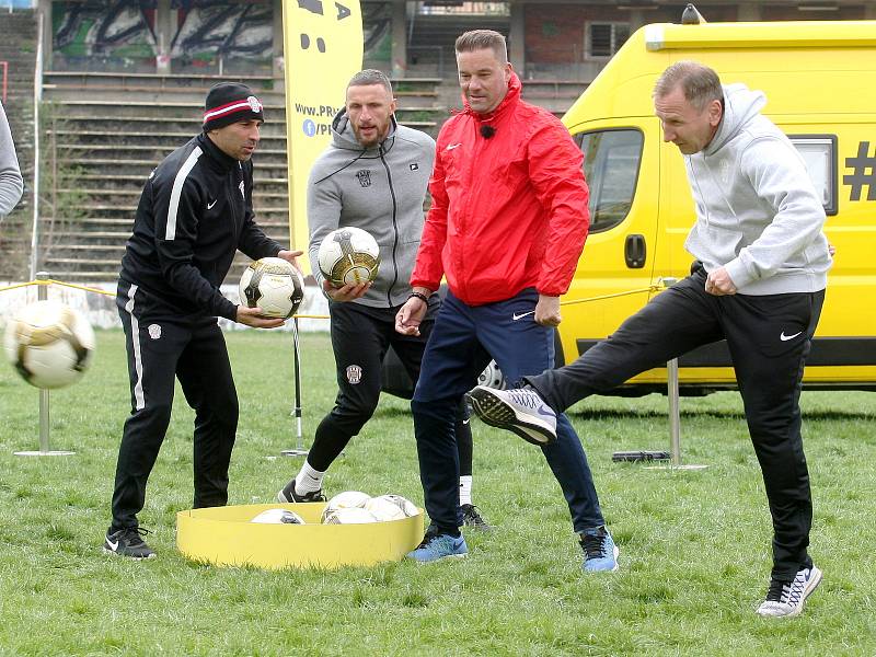 Fotbalové legendy brněnské Zbrojovky při natáčení klipu projektu PŘIHRAJ na stadionu za Lužánkami.