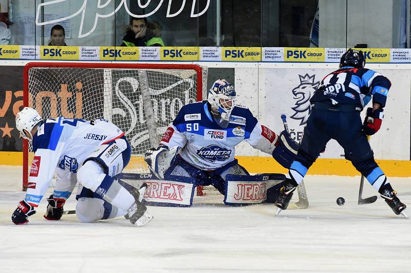 HC Kometa Brno v bílem (Michal Barinka a Karel Vejmelka) proti Bílým Tygrům Liberec (Tomáš Filippi)