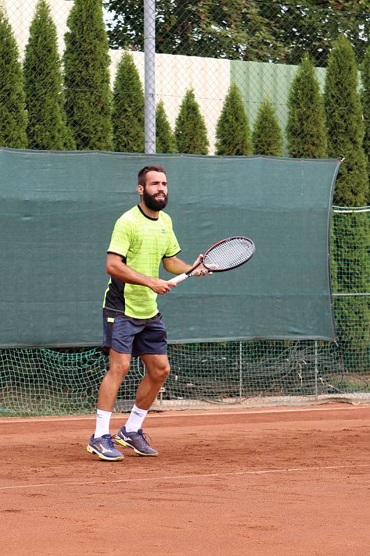 Václav Šafránek na tenisovém kurtu při výcviku.
