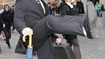 Švihlého pochodu Brnem se zúčastnili fandové britské humoristické skupiny Monty Pythons Flying Circus, která vytvořila švihlou chůzi pro jeden ze svých skečů.