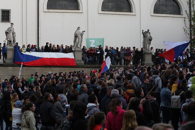 Lidé potřetí demonstrovali za nezávislou justici. Na Dominikánském náměstí se podle odhadů pořadatelů sešly tři tisíce protestujících.