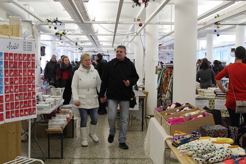 V brněnské tržnici na Zelném trhu lidé o víkendu nakupovali vánoční dárky na festivalu.