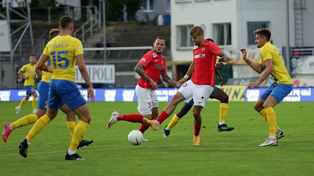 První zápas mezi Zbrojovkou (v červeném) a Opavou se odehrál na stadionu v Srbské ulici.