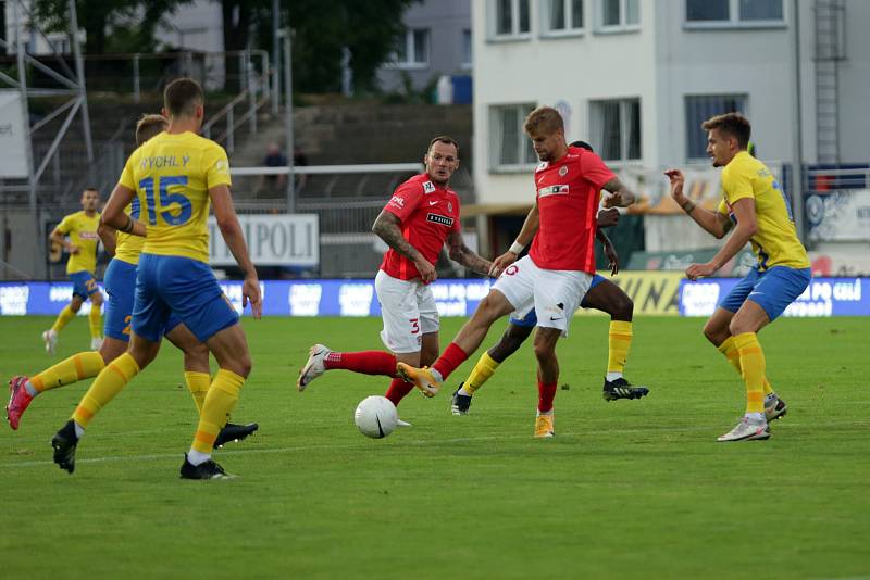 První zápas na domácím hřišti ve druhé lize odehráli fotbalisté Zbrojovky (v červeném) s Opavou.