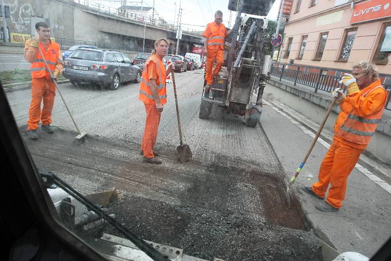 Kolony v ulici Koliště budou v příštích dnech znepříjemňovat cestování Brňanům. Poprvé v nich stáli už v pondělí.