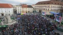  Tisíce fanoušků se znovu sešly před velkoplošnými obrazovkami na brněnském Zelném trhu, aby fandily Kometě ve třetím zápase finálové série hokejové extraligy proti Bílým Tygrům z Liberce.