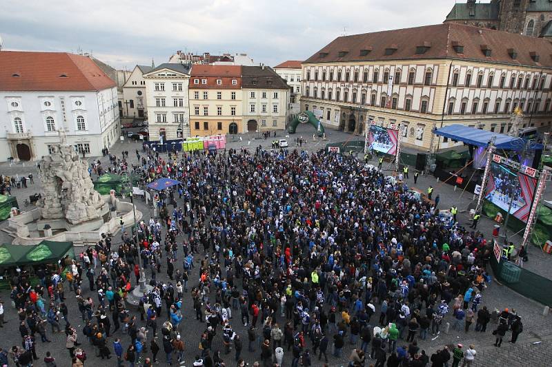  Tisíce fanoušků se znovu sešly před velkoplošnými obrazovkami na brněnském Zelném trhu, aby fandily Kometě ve třetím zápase finálové série hokejové extraligy proti Bílým Tygrům z Liberce.