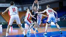 Brněnští basketbalisté (v bílém) podlehli Nymburku 82:101.