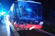 Nehoda náklaďáku a autobusu v Brně. Zaklíněného řidiče dostali ven až hasiči.