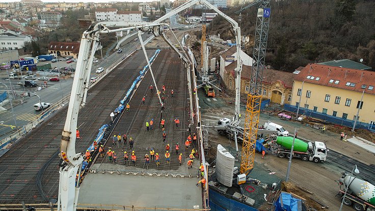 Betonování mostu na Tomkově náměstí v Brně o posledním lednovém víkendu.