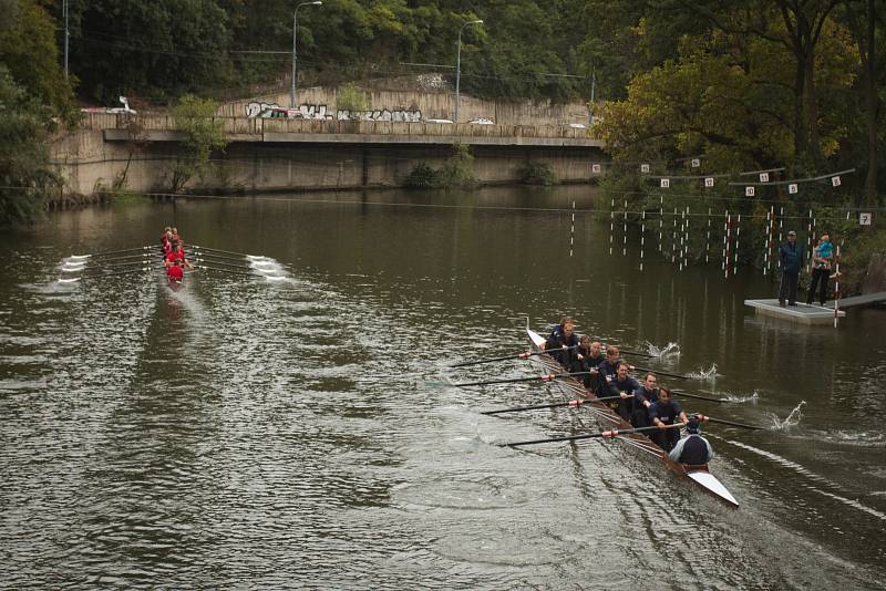 Po vzoru slavného závodu dvou prestižních vysokých škol Oxford a Cambridge ve Velké Británii se ve středu na řece Svratce premiérově proháněly brněnské univerzitní osmy. Zkušební ročník souboje ovládla osmiveslice Vysokého učení technického.