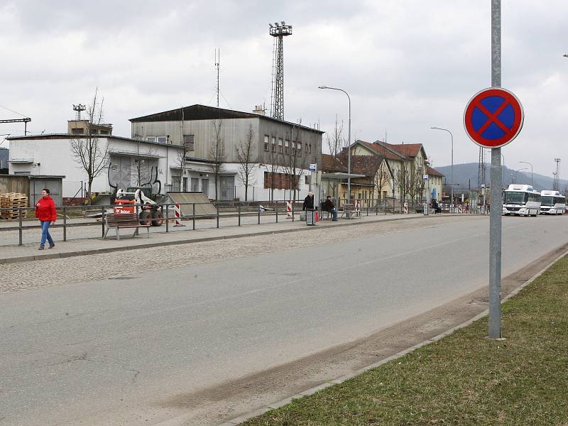 Několik měsíců budou cestující na nádraží v Tišnově na Brněnsku potkávat kromě autobusů i dělníky. V pondělí začali opravovat celý terminál. V polovině července pak cestujícím poslouží úplně zrekonstruované nádraží.