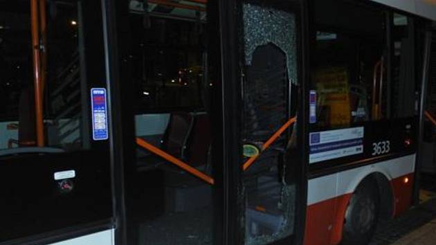 Muž prokopl kolenem dveře trolejbusu.