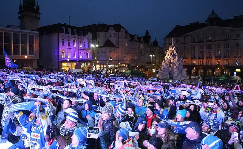 Fanoušci Komety na brněnském Zelném trhu.