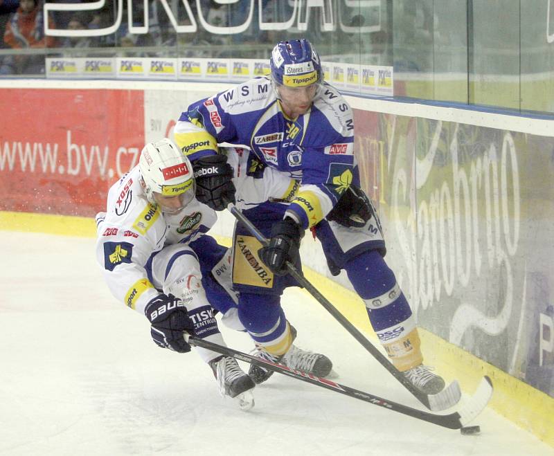 Hokejisté brněnské Komety (v bílém) porazili Zlín 2:0.