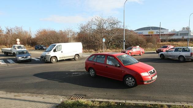 Staré řešení tuřanské křižovatky Kaštanová - Popelova, kde byly pravidelně kolony. Situace se má nyní po opravě zlepšit.