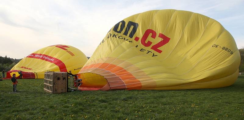 Pět horkovzdušných balónů se v sobotu přesně pět minut před půl sedmou večer vzneslo do vzduchu z Rakovce u brněnské přehrady.