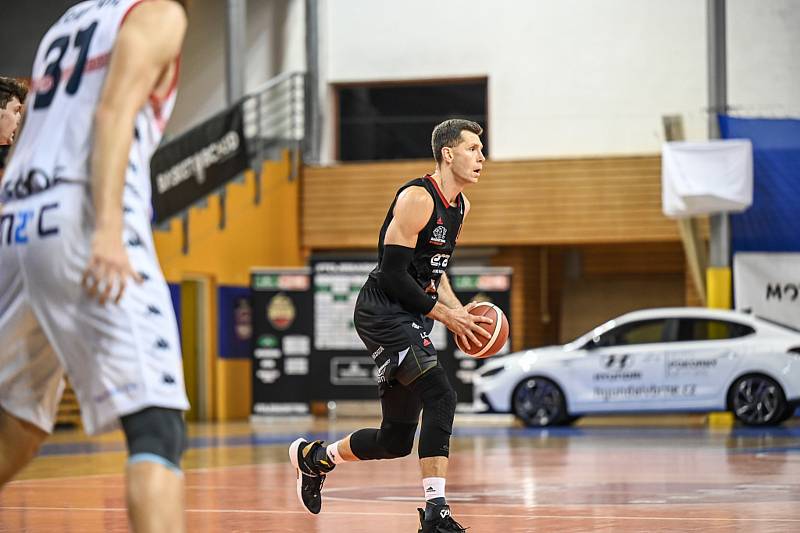 Brněnští basketbalisté (v bílém) při ligovém utkání s Nymburkem, kterému na domácí palubovce podlehli 70:88.