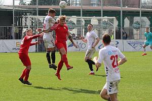 Bohuničtí fotbalisté (v červeném) po vyhraném derby míří na hřiště Zlínska, Start si chce spravit chuť doma s Hranicemi.