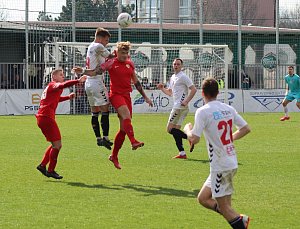 Bohuničtí fotbalisté (v červeném) po vyhraném derby míří na hřiště Zlínska, Start si chce spravit chuť doma s Hranicemi.